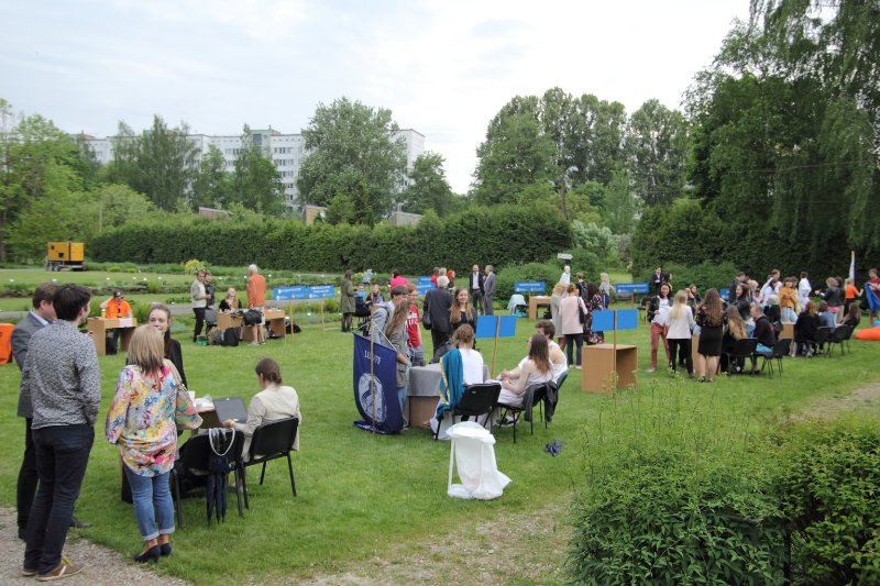 Latvijas Universitātes Absolventu diena Botāniskajā dārzā. null