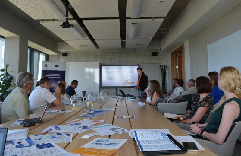 Seminārs “Programmas “Apvārsnis 2020” iespējas Latvijas Universitātei” Dabaszinātņu akadēmiskajā centrā. LU Bibliotēkas un OpenAIRE Nacionālā atvērtās piekļuves dienesta pārstāve Gita Rozenberga iepazīstina ar Eiropas Savienības pētniecības un inovācijas atbalsta programmas Apvārsnis 2020 (Horizon 2020) prasībām un iespējām publiskot pētniecības rezultātus atvērtā piekļuvē.