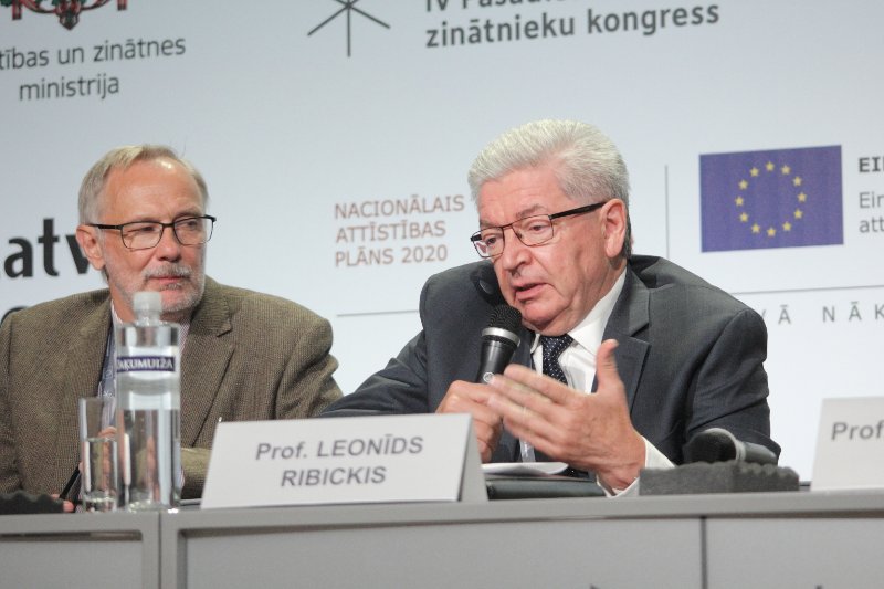 IV Pasaules latviešu zinātnieku kongress, forums «Latvijas Formula 2050». Prof. Mārcis Auziņš un Rīgas Tehniskās universitātes rektors Leonīds Ribickis.