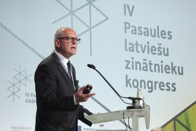 IV Pasaules latviešu zinātnieku kongress, forums «Latvijas Formula 2050». Rīgas Stradiņa universitātes rektors prof. Aigars Pētersons.