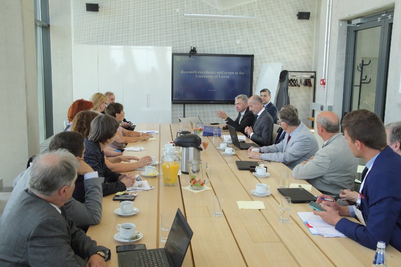 Eiropas Komisijas Pētniecības un inovāciju ģenerāldirektorāta direktora Žana Ērika Pakē (Jean Eric Paquet) tikšanās ar Latvijas Universitātes zinātniekiem. null