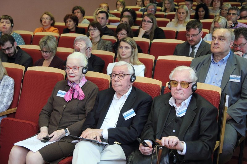 Starptaustiskais simpozijs «Jauni virzieni holokausta pētniecībā Latvijā». Simpozija dalībnieki. To vidū divi holokaustu Latvijā pārdzīvojušie Dr. Marģers Vestermanis (pirmajā rindā pirmais no labās) un Dr. George Schwab (pirmajā rindā otrais no labās).