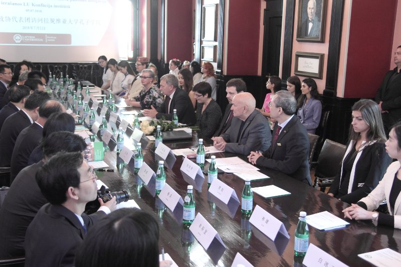 Ķīnas Tautas Republikas Politiski konsultatīvās padomes delegācijas vizīte Latvijas Universitātē. null