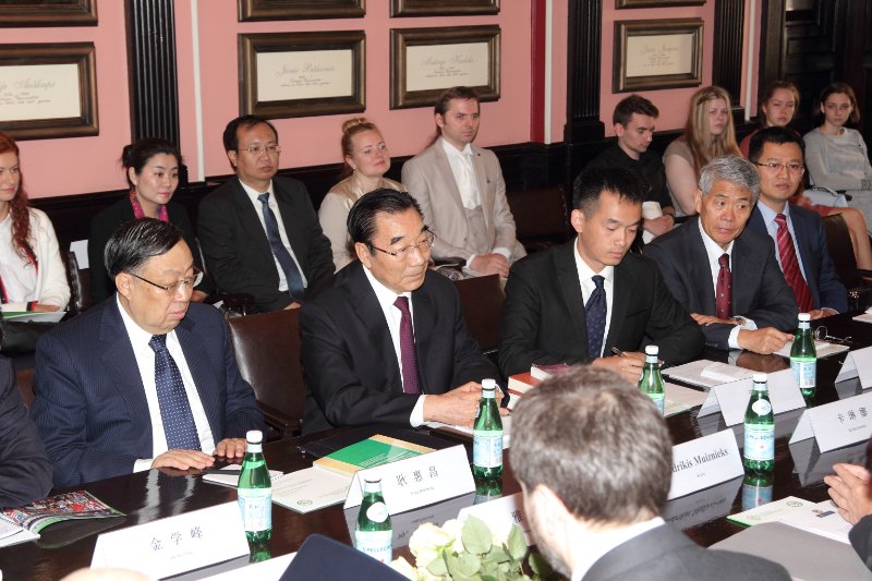 Ķīnas Tautas Republikas Politiski konsultatīvās padomes delegācijas vizīte Latvijas Universitātē. null