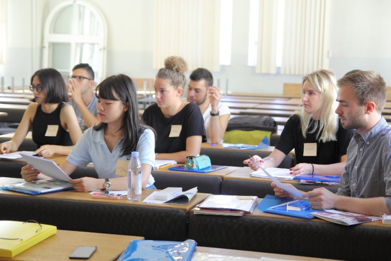 Latviešu valodas intensīvo kursu nodarbība Erasmus programmas apmaiņas studentiem. null