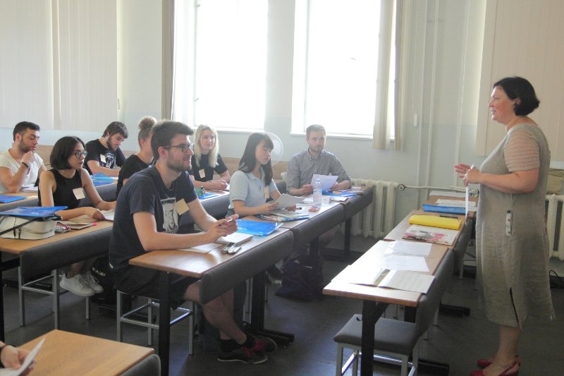 Latviešu valodas intensīvo kursu nodarbība Erasmus programmas apmaiņas studentiem. null