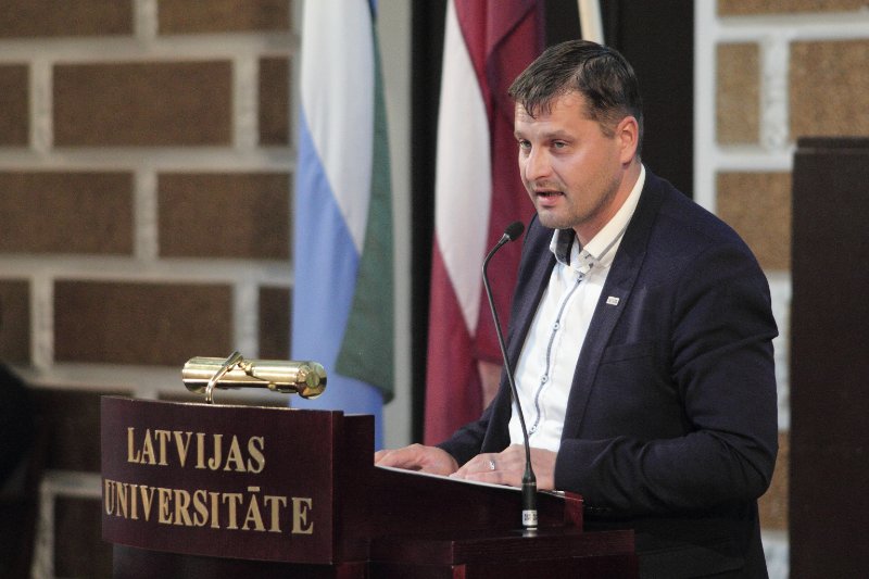 Latvijas Universitātes Lībiešu institūta atklāšana. LR Izglītības un zinātnes ministra biroja vadītājs Andis Geižāns.