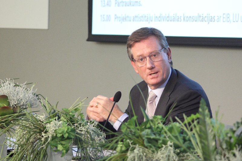 Seminārs «Inovācija – 21. gadsimta izaugsmes avots». Eiropas Investīciju bankas (EIB) konsultāciju pakalpojumu vadītājs Simon Barnes.
