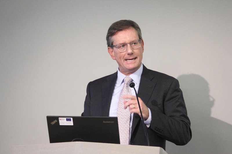 Seminārs «Inovācija – 21. gadsimta izaugsmes avots». Eiropas Investīciju bankas (EIB) konsultāciju pakalpojumu vadītājs Simon Barnes.