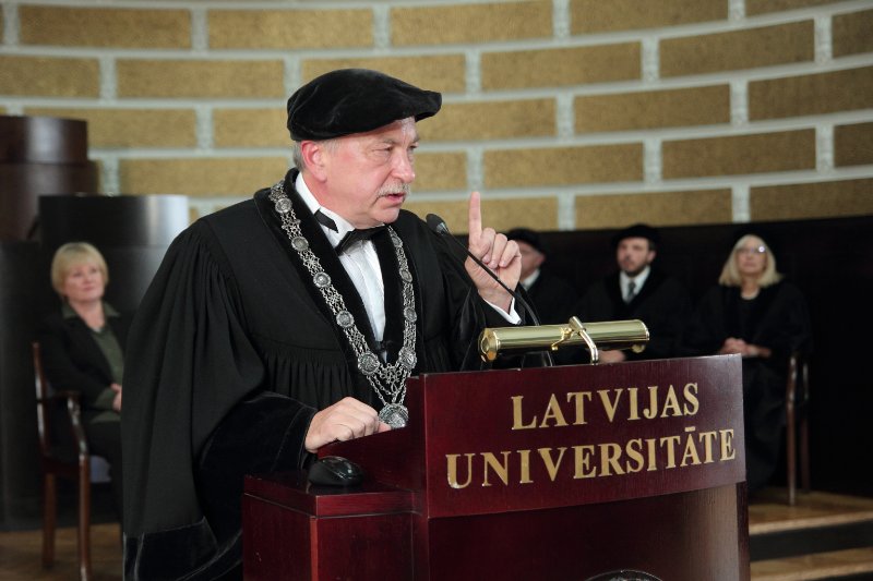 Latvijas Universitātes 99. gadadienai veltīta LU Senāta svinīgā sēde. LU rektors prof. Indriķis Muižnieks.
