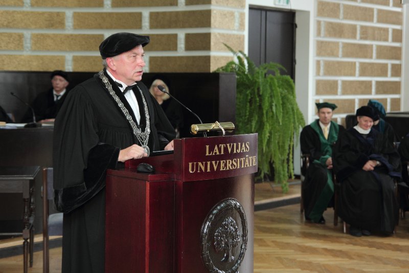 Latvijas Universitātes 99. gadadienai veltīta LU Senāta svinīgā sēde. LU rektors prof. Indriķis Muižnieks.