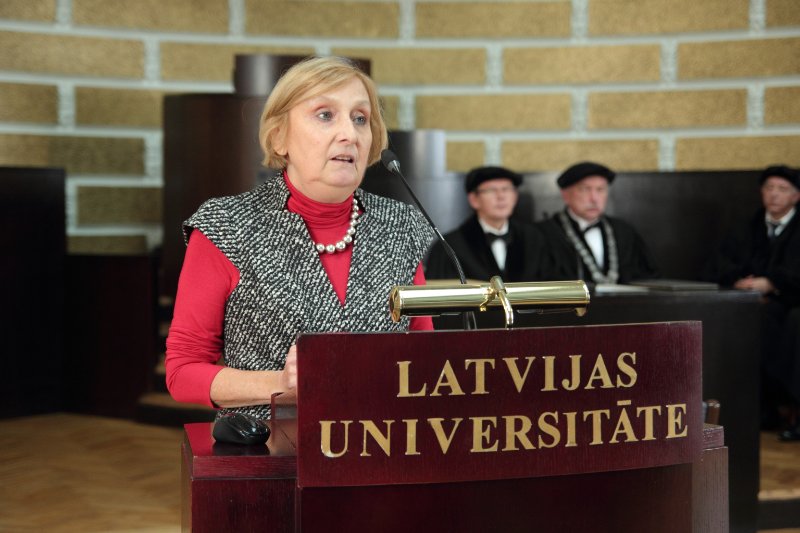 Latvijas Universitātes 99. gadadienai veltīta LU Senāta svinīgā sēde. LU Goda doktore, Pjēra un Marijas Kirī Parīzes Universitātes profesore Regine Peržinski.