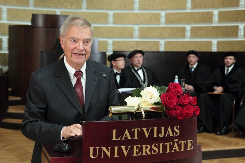 Latvijas Universitātes 99. gadadienai veltīta LU Senāta svinīgā sēde. LU Goda doktors, Oslo Metropolitēna Universitātes (bijušās Oslo un Akeršusas augstskolas) profesors Haralds Svedrups Kohts.