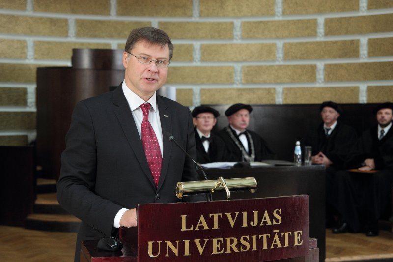 Latvijas Universitātes 99. gadadienai veltīta LU Senāta svinīgā sēde. LU Goda biedrs, Eiropas Komisijas priekšsēdētāja vietnieks eiro un sociālā dialoga jautājumos Valdis Dombrovskis.