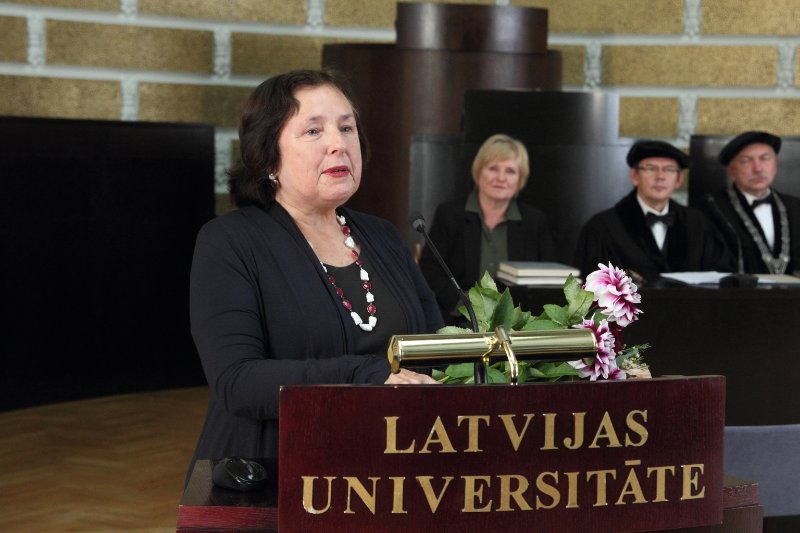 Latvijas Universitātes 99. gadadienai veltīta LU Senāta svinīgā sēde. Emeritus profesore, Humanitāro zinātņu fakultātes profesore Sigma Ankrava.