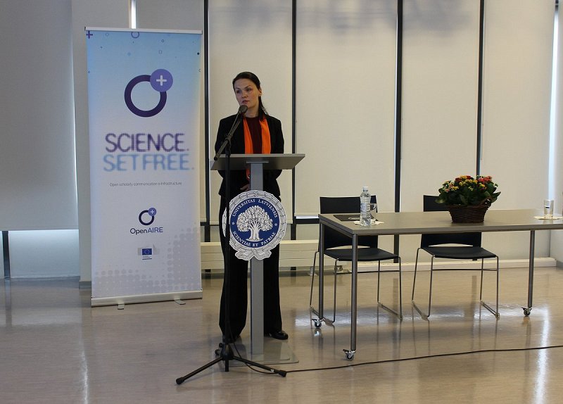 Seminārs “Atvērtā zinātne pētniecības grantu piesaistei” (Open Science for Successful Research Grants). LU Bibliotēkas un OpenAIRE Nacionālā atvērtās piekļuves dienesta pārstāve Gita Rozenberga iepazīstina ar atvērtās zinātnes (Open Science) priekšrocībām un Eiropas Savienības pētniecības un inovācijas atbalsta programmas Apvārsnis 2020 (Horizon 2020) prasībām publiskot pētniecības rezultātus seminārā “Atvērtā zinātne pētniecības grantu piesaistei” (Open Science for Successful Research Grants).