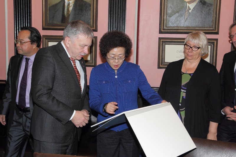 Latvijas Universitātes un Ķīnas (Šeņdžeņa) Starptautiskās kultūras industrijas izstādes (China (Shenzhen) International Cultural Industries Fair) sadarbības memoranda parakstīšana. null