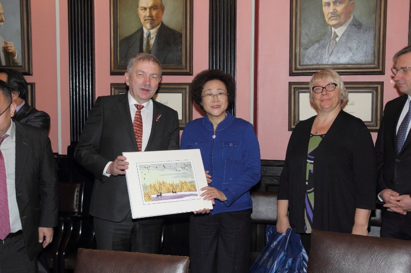 Latvijas Universitātes un Ķīnas (Šeņdžeņa) Starptautiskās kultūras industrijas izstādes (China (Shenzhen) International Cultural Industries Fair) sadarbības memoranda parakstīšana. null