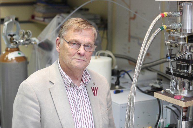 Andris Šternbergs, Latvijas Universitātes Cietvielu fizikas institūta direktora vietnieks zinātniskajā darbā. null