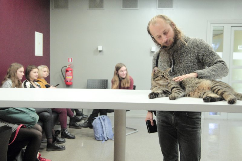 Latvijas Universitātes Humanitāro zinātņu fakultāte. Studenti un kaķis Rainis.