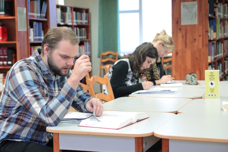 Latvijas Universitātes Humanitāro zinātņu fakultāte. Studenti Humanitāro zinātņu bibliotēkā.