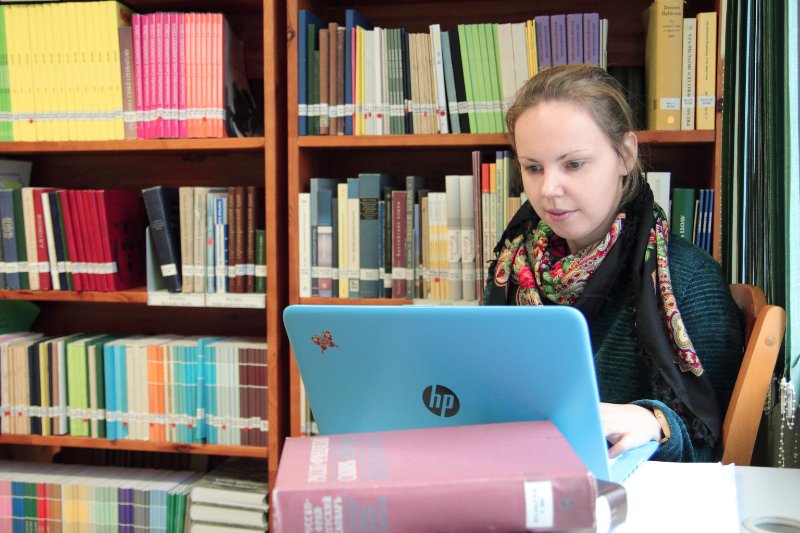 Latvijas Universitātes Humanitāro zinātņu fakultāte. Studenti Humanitāro zinātņu bibliotēkā.