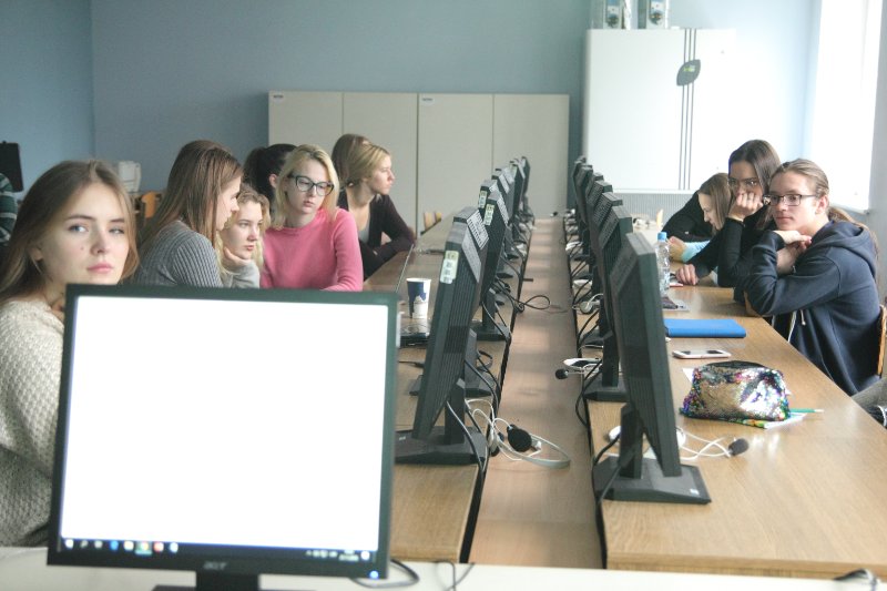 Latvijas Universitātes Humanitāro zinātņu fakultāte. Studenti auditorijā.
