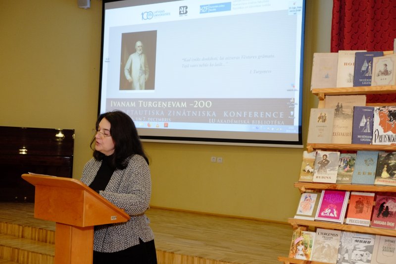 Ivana Turgeņeva 200. jubilejai veltīta starptautiska konference Latvijas Universitātes Akadēmiskajā bibliotēkā. A. Solžeņicina Krievu aizrobežu nama līdzstrādniece Irina Tišina.