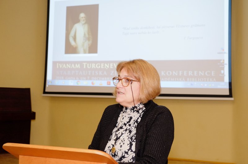 Ivana Turgeņeva 200. jubilejai veltīta starptautiska konference Latvijas Universitātes Akadēmiskajā bibliotēkā. Maskavas pilsētas Pedagoģiskās universitātes docente Marija Loskutņikova.