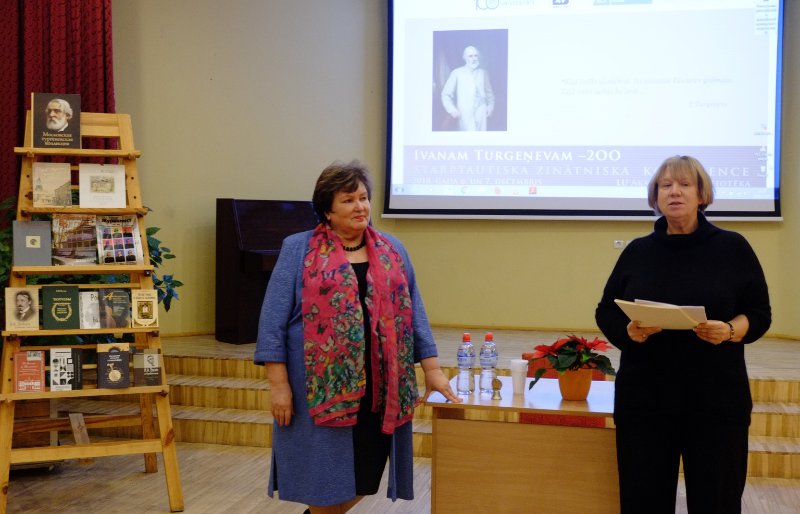 Ivana Turgeņeva 200. jubilejai veltīta starptautiska konference Latvijas Universitātes Akadēmiskajā bibliotēkā. LU Akadēmiskās bibliotēkas direktore Venta Kocere, LU Humanitāro zinātņu fakultātes profesore Natālija Šroma.