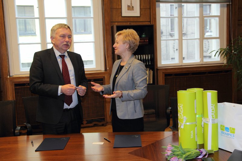 Latvijas Universitātes un Jēkabpils domes sadarbības līguma parakstīšana. null