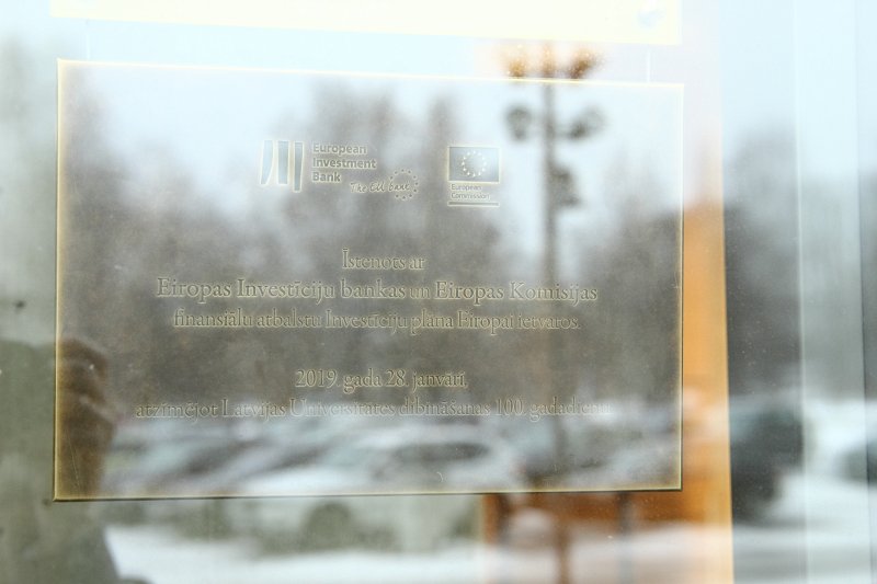 Plāksnes pie Latvijas Universitātes Akadēmiskā centra Zinātņu mājas. null
