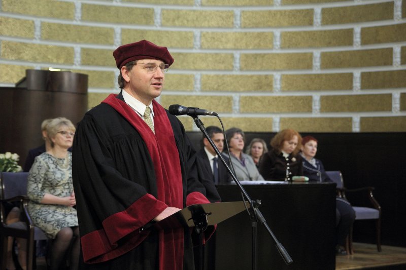 Latvijas Universitātes Biznesa, vadības un ekonomikas fakultātes izlaidums. Dekāns prof. Gundars Bērziņš.