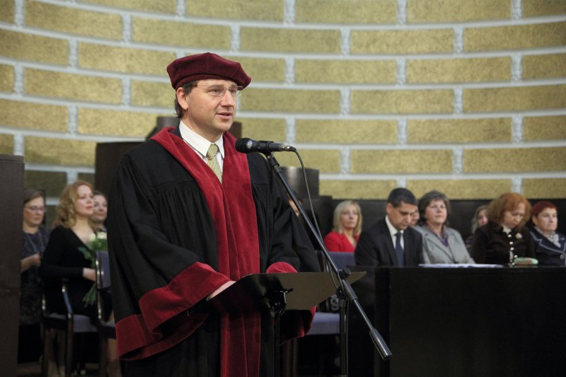 Latvijas Universitātes Biznesa, vadības un ekonomikas fakultātes izlaidums. Dekāns prof. Gundars Bērziņš.