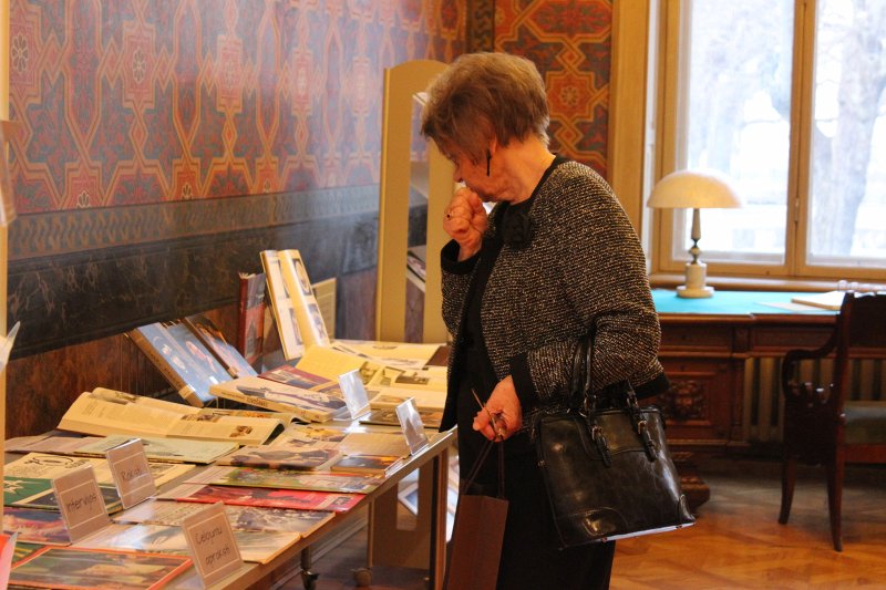LU TLMS «Vāpe» vadītājas Helgas Ingeborgas Melnbārdes daiļrades jubilejai veltīts pasākums «Helgas Ingeborgas Melnbārdes mākslas porcelānam – 50» LU Bibliotēkas pasākumu ciklā «Sarunas par mākslu Kerkoviusa namā» bibliotēkā Kalpaka bulvārī. null