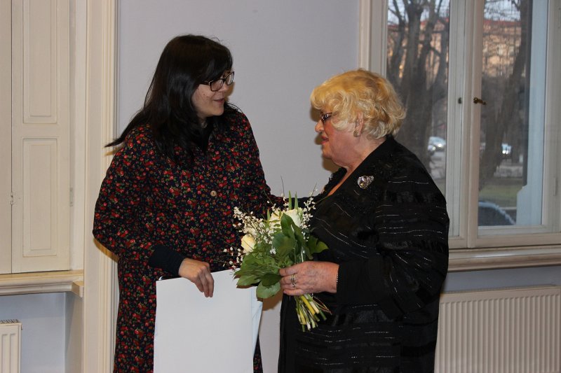 LU TLMS «Vāpe» vadītājas Helgas Ingeborgas Melnbārdes daiļrades jubilejai veltīts pasākums «Helgas Ingeborgas Melnbārdes mākslas porcelānam – 50» LU Bibliotēkas pasākumu ciklā «Sarunas par mākslu Kerkoviusa namā» bibliotēkā Kalpaka bulvārī. Latvijas Nacionālā kultūras centra Tautas lietišķās mākslas eksperte Linda Rubena un LU Tautas lietišķās mākslas studijas «Vāpe» vadītāja Helga Ingeborga Melnbārde.