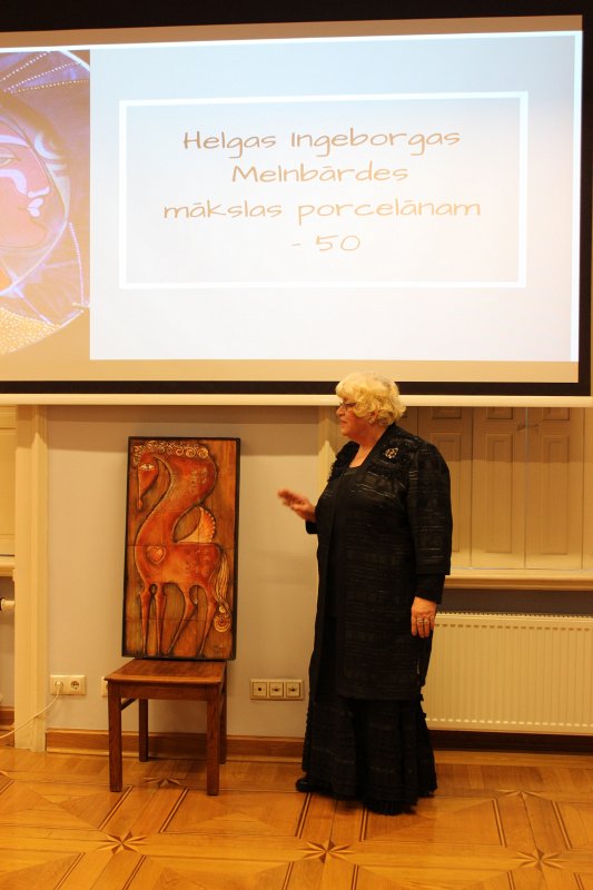 LU TLMS «Vāpe» vadītājas Helgas Ingeborgas Melnbārdes daiļrades jubilejai veltīts pasākums «Helgas Ingeborgas Melnbārdes mākslas porcelānam – 50» LU Bibliotēkas pasākumu ciklā «Sarunas par mākslu Kerkoviusa namā» bibliotēkā Kalpaka bulvārī. LU Tautas lietišķās mākslas studijas “Vāpe” vadītāja Helga Ingeborga Melnbārde.