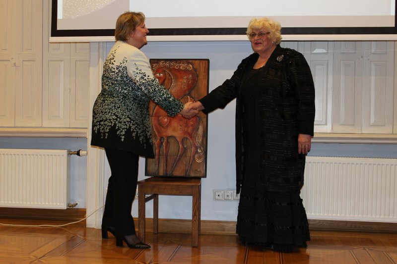 LU TLMS «Vāpe» vadītājas Helgas Ingeborgas Melnbārdes daiļrades jubilejai veltīts pasākums «Helgas Ingeborgas Melnbārdes mākslas porcelānam – 50» LU Bibliotēkas pasākumu ciklā «Sarunas par mākslu Kerkoviusa namā» bibliotēkā Kalpaka bulvārī. LU Bibliotēkas direktore Mārīte Saviča un LU Tautas lietišķās mākslas studijas “Vāpe” vadītāja Helga Ingeborga Melnbārde.
