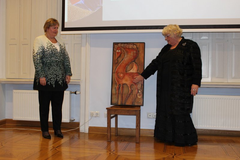 LU TLMS «Vāpe» vadītājas Helgas Ingeborgas Melnbārdes daiļrades jubilejai veltīts pasākums «Helgas Ingeborgas Melnbārdes mākslas porcelānam – 50» LU Bibliotēkas pasākumu ciklā «Sarunas par mākslu Kerkoviusa namā» bibliotēkā Kalpaka bulvārī. LU Bibliotēkas direktore Mārīte Saviča un LU Tautas lietišķās mākslas studijas “Vāpe” vadītāja Helga Ingeborga Melnbārde.