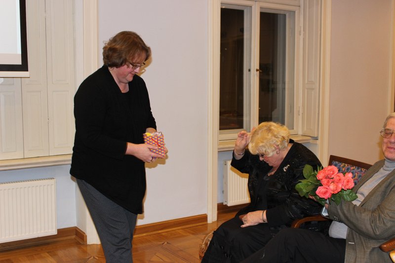 LU TLMS «Vāpe» vadītājas Helgas Ingeborgas Melnbārdes daiļrades jubilejai veltīts pasākums «Helgas Ingeborgas Melnbārdes mākslas porcelānam – 50» LU Bibliotēkas pasākumu ciklā «Sarunas par mākslu Kerkoviusa namā» bibliotēkā Kalpaka bulvārī. LU Bibliotēkas Lietotāju apkalpošanas departamenta vadītāja Aldona Volkova sveic LU Tautas lietišķās mākslas studijas “Vāpe” vadītāju Helgu Ingeborgu Melnbārdi.