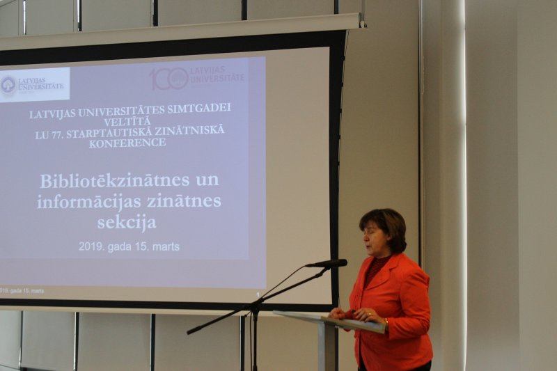 Latvijas Universitātes 77. Starptautiskās zinātniskās konferences  Bibliotēkzinātnes un informācijas zinātnes sekcija LU Humanitāro un sociālo zinātņu centra konferenču zālē Kalpaka bulvārī. LU docente Daina Pakalna.