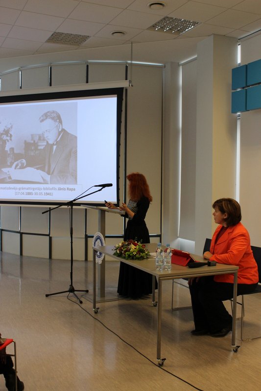 Latvijas Universitātes 77. Starptautiskās zinātniskās konferences  Bibliotēkzinātnes un informācijas zinātnes sekcija LU Humanitāro un sociālo zinātņu centra konferenču zālē Kalpaka bulvārī. LU Bibliotēkas eksperte Ilga Mantiniece, LU docente Daina Pakalna.