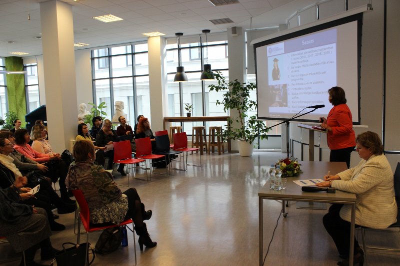 Latvijas Universitātes 77. Starptautiskās zinātniskās konferences  Bibliotēkzinātnes un informācijas zinātnes sekcija LU Humanitāro un sociālo zinātņu centra konferenču zālē Kalpaka bulvārī. LU docente Daina Pakalna, LU Bibliotēkas direktore Mārīte Saviča.