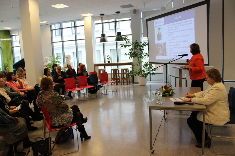 Latvijas Universitātes 77. Starptautiskās zinātniskās konferences  Bibliotēkzinātnes un informācijas zinātnes sekcija LU Humanitāro un sociālo zinātņu centra konferenču zālē Kalpaka bulvārī. LU docente Daina Pakalna, LU Bibliotēkas direktore Mārīte Saviča.