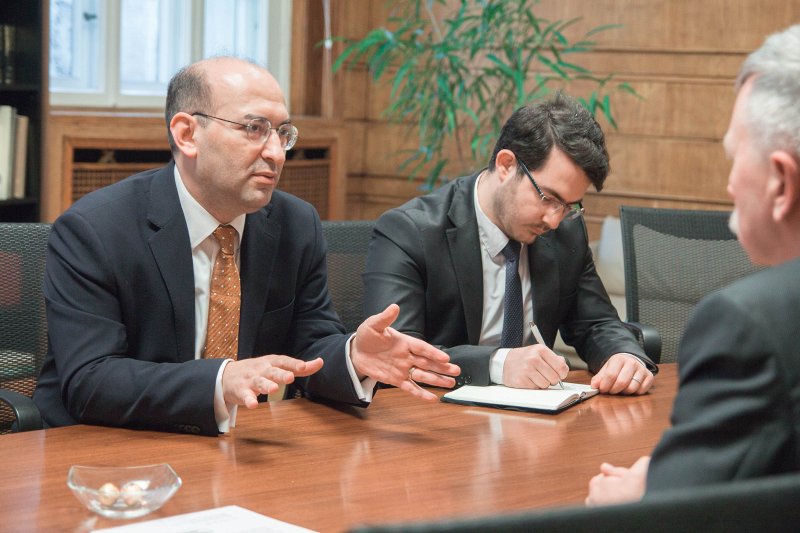Latvijas Universitātes rektora tikšanās ar Armēnijas vēstnieku. Armēnijas vēstnieks Latvijā Tigrans Mkrtčjans (Tigran Mkrtchyan) un
Armēnijas vēstniecības trešais sekretārs Misaks Balajans (Misak Balayan).
