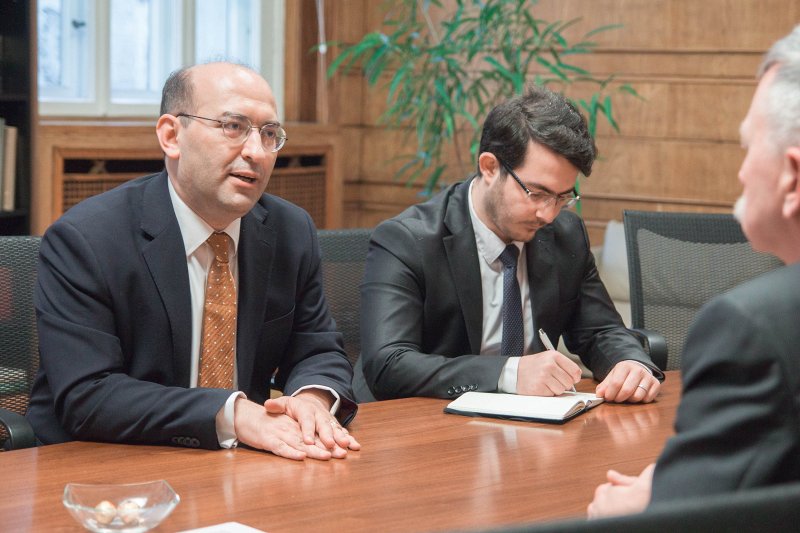 Latvijas Universitātes rektora tikšanās ar Armēnijas vēstnieku. Armēnijas vēstnieks Latvijā Tigrans Mkrtčjans (Tigran Mkrtchyan) un
Armēnijas vēstniecības trešais sekretārs Misaks Balajans (Misak Balayan).