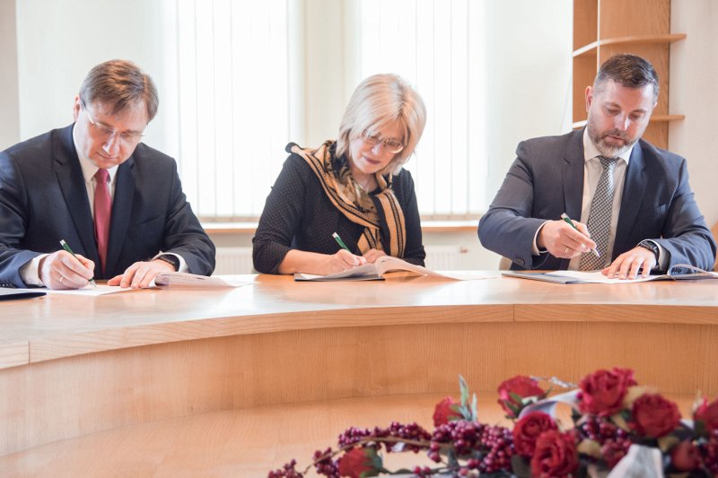 Latvijas Universitātes un Eiropas Komisijas pārstāvniecības Latvijā sadarbības memoranda parakstīšana. null