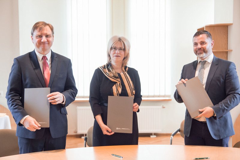 Latvijas Universitātes un Eiropas Komisijas pārstāvniecības Latvijā sadarbības memoranda parakstīšana. null