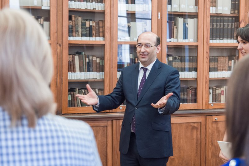 Armēnijas vēstniecības dāvināto grāmatu izstādes atklāšana Latvijas Universitātes Bibliotēkā. Armēnijas vēstnieks Latvijā Tigrans Mkrtčjans (Tigran Mkrtchyan).