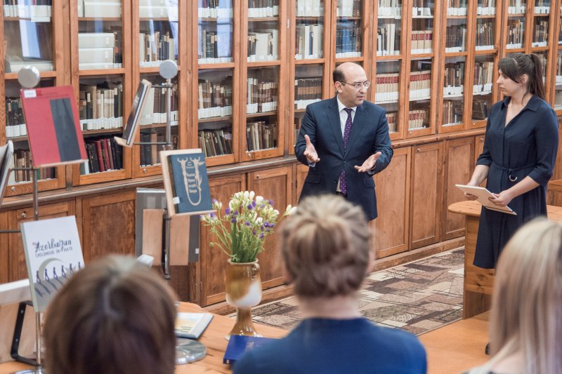 Armēnijas vēstniecības dāvināto grāmatu izstādes atklāšana Latvijas Universitātes Bibliotēkā. Armēnijas vēstnieks Latvijā Tigrans Mkrtčjans (Tigran Mkrtchyan).